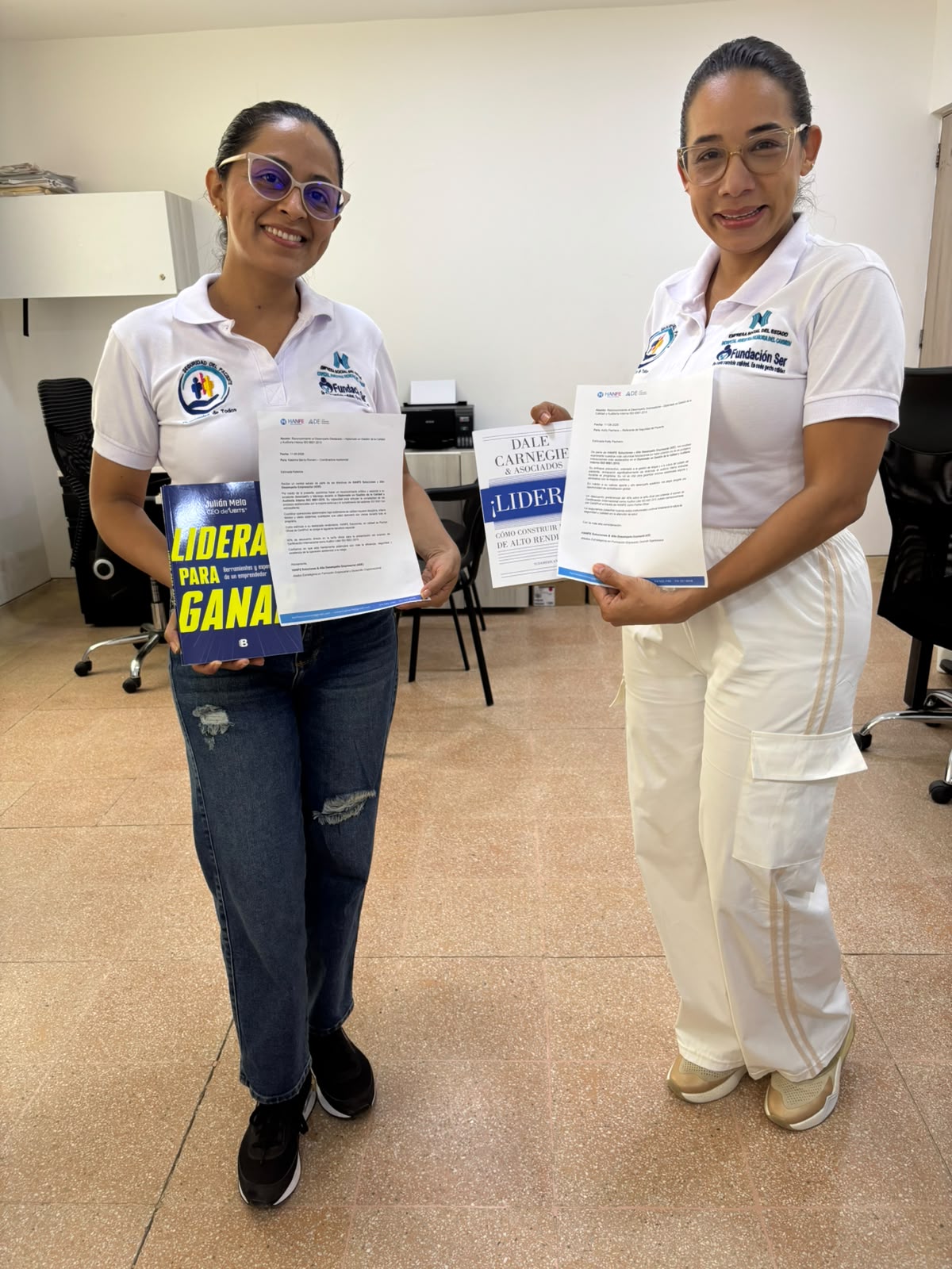 Profesionales del sector salud con materiales de una actividad de formación HANFE