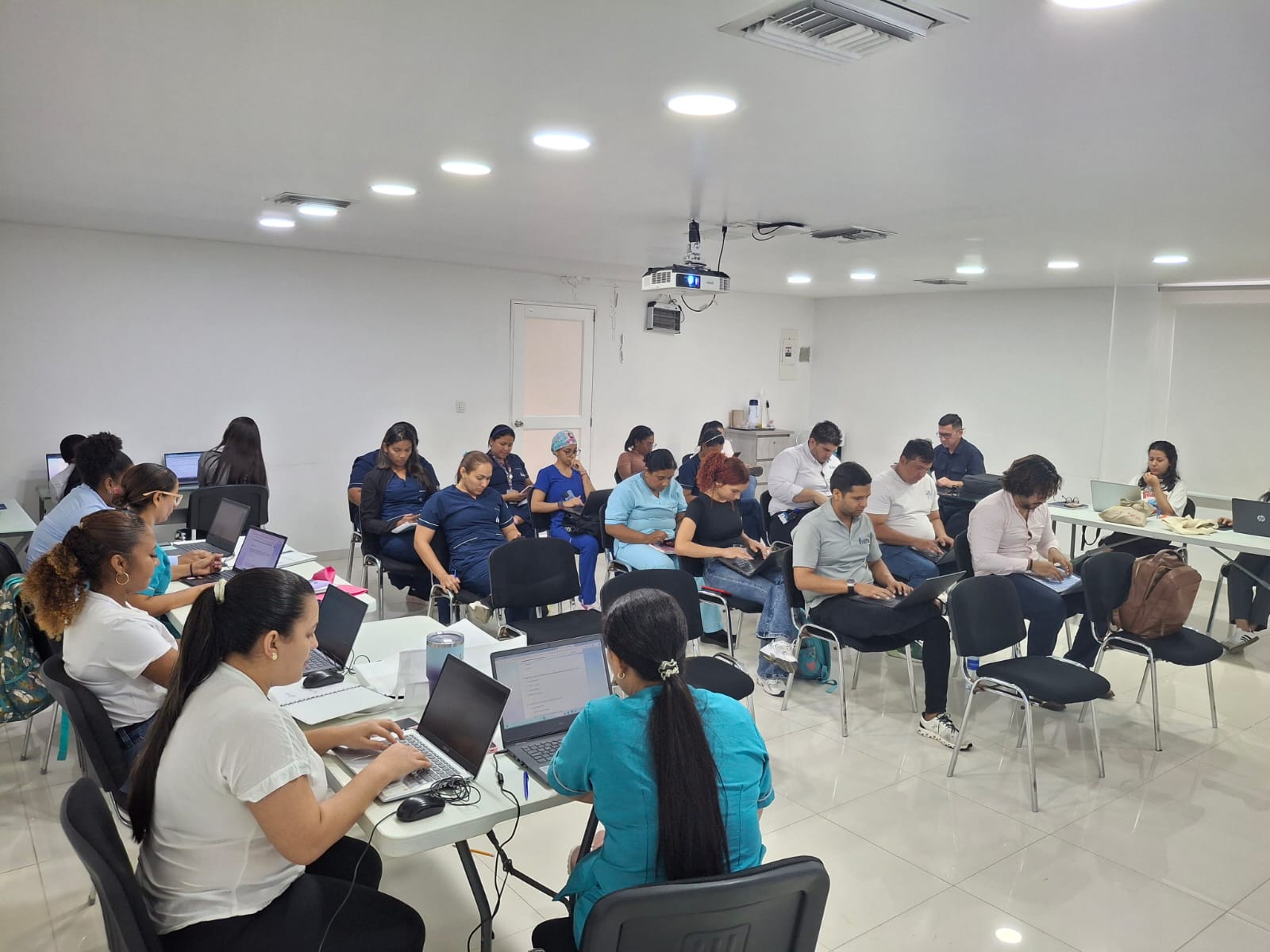 Participantes de una formación HANFE trabajando de forma práctica con computadores