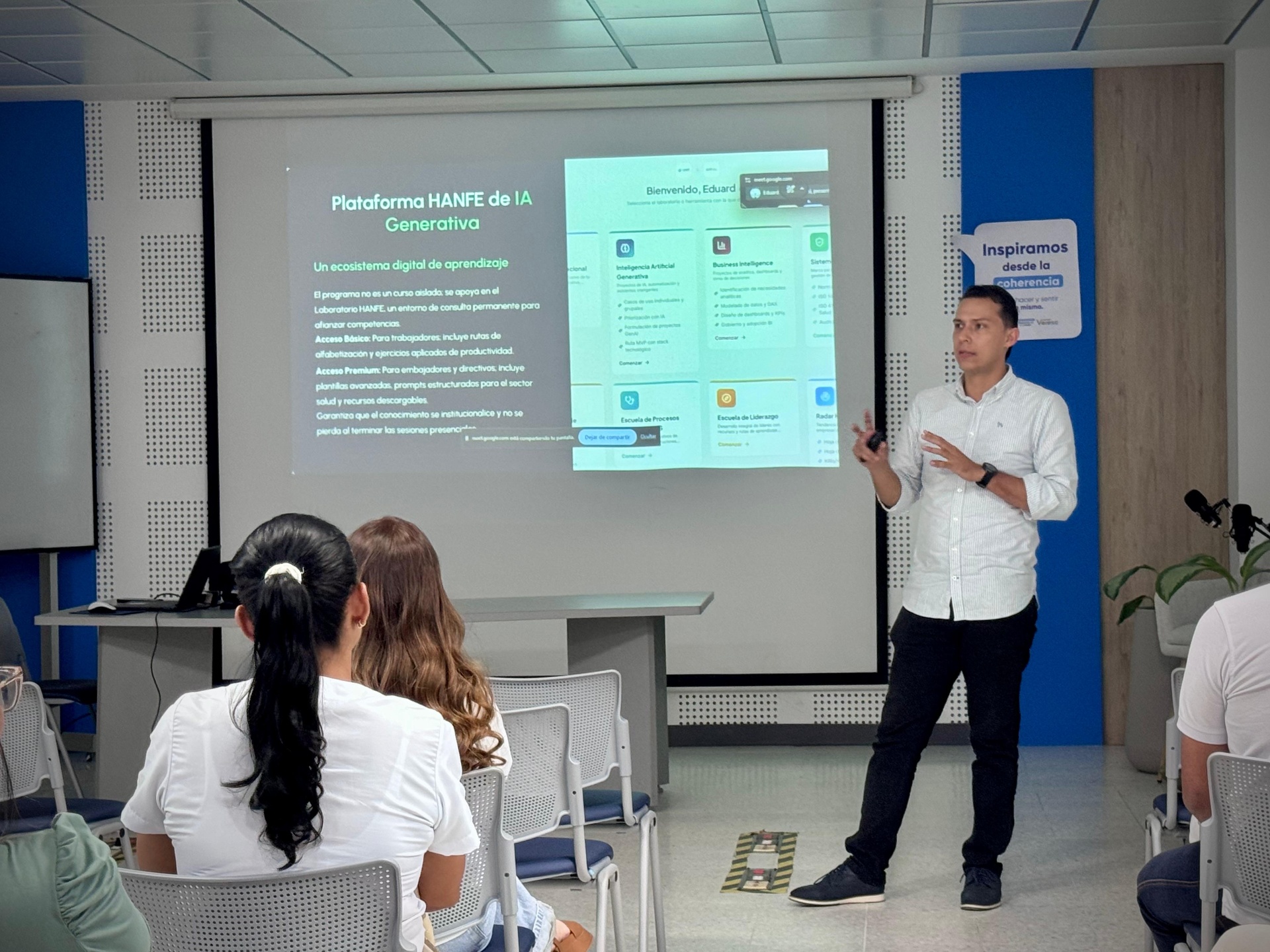 Presentación de la Plataforma HANFE de IA Generativa ante un grupo de participantes